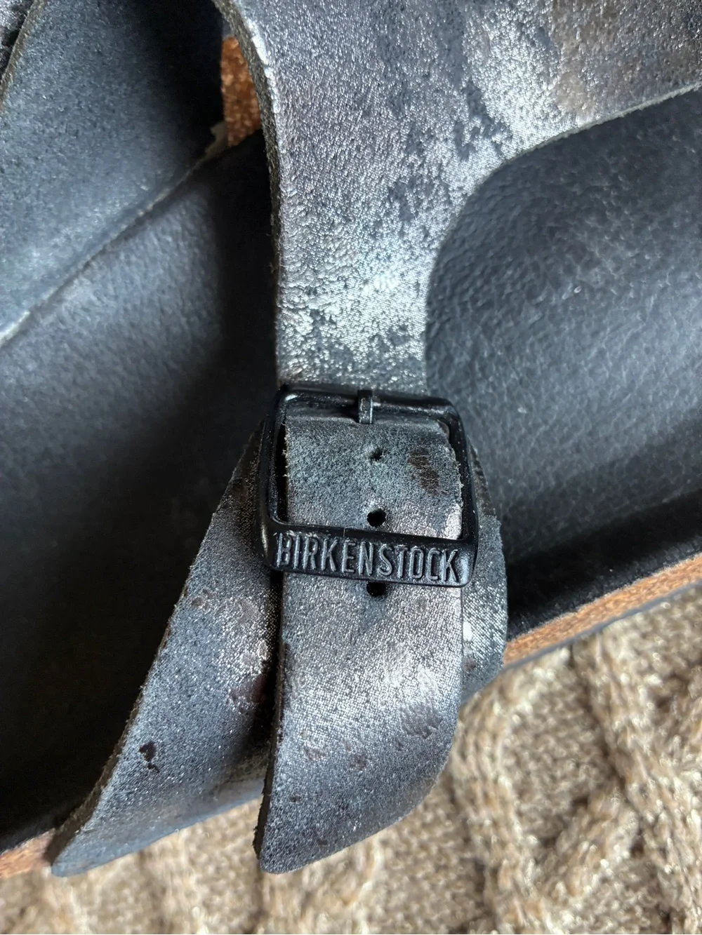 Birkenstock Gizeh leather Pewter and black metallic sandals.
